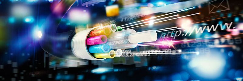 Mit dem Recht auf „schnelles Internet“ wird die Mindest-Download-Geschwindigkeit auf 10 Mbit/s und die Mindest-Uploud-Geschwindigkeit auf 1,7 Mbit/s festgelegt Mit dem Recht auf „schnelles Internet“ wird die Mindest-Download-Geschwindigkeit auf 10 Mbit/s und die Mindest-Uploud-Geschwindigkeit auf 1,7 Mbit/s festgelegt