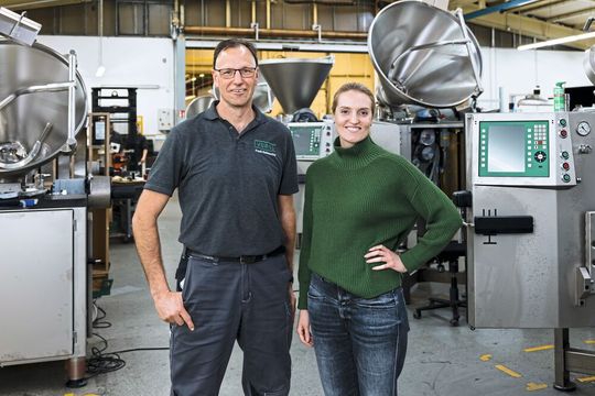 V.l.: Gruppenleiter Frank Rademacher und Annette Loch, Teamleiterin Recruiting & Talentmanagement, begleiten das Projekt „Vier-Tage-Woche in der Montage“ bei Vemag Maschinenbau V.l.: Gruppenleiter Frank Rademacher und Annette Loch, Teamleiterin Recruiting & Talentmanagement, begleiten das Projekt „Vier-Tage-Woche in der Montage“ bei Vemag Maschinenbau