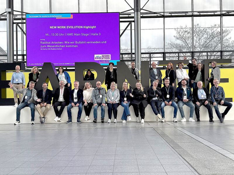 Die Mitglieder der Gütegemeinschaft trafen sich im Rahmen der Jahrestagung auf der Bildungsmesse Learntec, um sich über neue Trends bei der Aus- und Weiterbildung zu informieren. (Bild: Gütegemeinschaft Autoberufe)