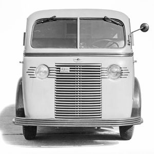 Seinen progressiven Charakter erhält der Wagen durch die markante Front mit Art-déco-Zierelementen. (Bild:  Opel Automobile)