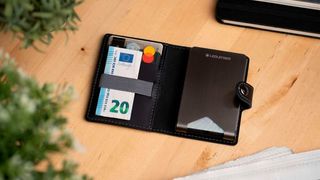 Für alle „Last-Minute-Logistiker“ könnte das Lite Wallet Plus, ein Portemonnaie mit Taschenlampe und Powerbank, noch eine interessante Sache sein. (Ledlenser)