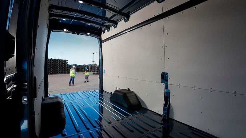 Die Seitenwände der Karosserie sind verstärkt, um sie zusätzlich beim Transport von schwerer Ladung zu schützen. (Bild: Ford)