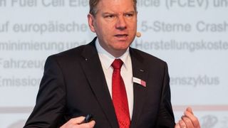 Dr.-Ing. Martin Hillebrecht, Leiter Competence Center Leichtbau, Werkstoffe und Technologien der EDAG GmbH & Co. KGaA, auf dem Leichtbau-Gipfel 2014 in Würzburg. (Foto: Automobil Industrie/ Stefan Bausewein)