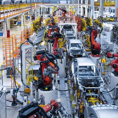 In der Autoindustrie wurden im vergangenen Jahr mehr Arbeitsplätze abgebaut als in allen anderen Industriebranchen. (Bild: © Ivan Traimak - stock.adobe.com)