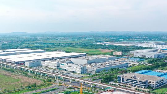 Die Markteinführungszeit der so gannten Digital Native Factory Nanjing hat sich durch den Einsatz von KI und das Nutzen eines Digitalen Zwillings um 33 Prozent reduziert.(Bild:  Simens)