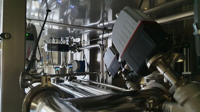 Der Blick ins Labyrinth aus Edelstahlrohren einer GTec-Reinstwasseraufbereitung macht deutlich: Schwarz sieht einfach besser aus. (Bild: Lapp)