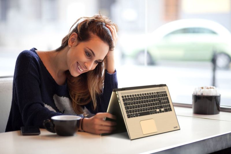 Durch die steifen Scharniere kann das Satellite Radius auch im Tent-Modus... (Toshiba)