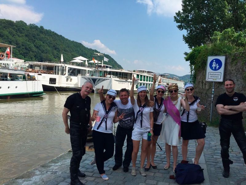 Unten am Kay lösen sich währenddessen Bitrider von der Gruppe, um ganz zufällig mit JGAs (vulgo JungGesellinnenAbschiedfeiernden) zu flirten – Markus Muxfeld, Niki Amberger und Alin Manta. (IT-BUSINESS)