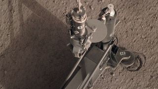 Die Trägerstruktur des HP3-Instruments (Heat Flow and Physical Properties Package) bewegte sich beim Hämmern leicht, wie die kreisförmigen Fußabdrücke des Instruments zeigen.  (Bild: NASA/JPL-Caltech)