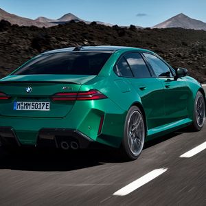 Am Heck fällt der große Diffusor sofort ins Auge.(Bild:  BMW Group)