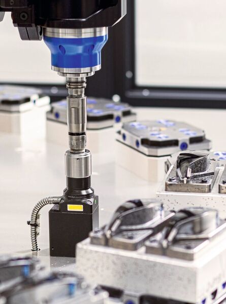 Das Filzwerkzeug nutzt sich schnell ab, deshalb wird vor jedem Poliervorgang mit dem Tastkopf Z-Nano die aktuelle Werkzeuglänge gemessen. (Blum-Novotest)