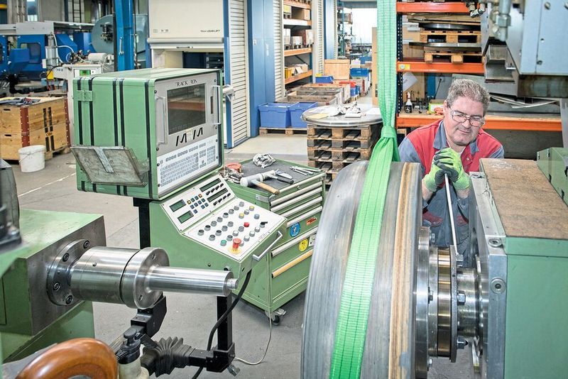 Metalldrücken ist ein Verfahren, das enormes Know-how benötigt, um die Blechronden in ihre gewünschte Form zu drücken. Metalldrücken ist ein spezifisches Blechumformverfahren, das die Heggli & Gubler AG perfektioniert hat. (Thomas Entzeroth)