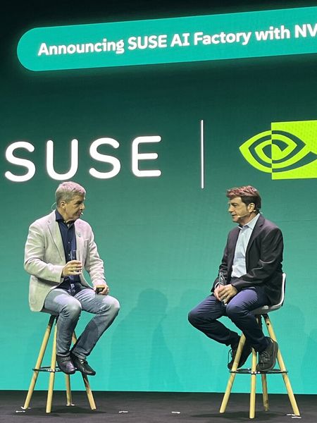 Partnerschaft mit Nvidia: Suse-CEO van Leeuwen (li.) im Gespräch mit John Fanelli, Vice Presdent Enterprise Software bei Nvidia. (Bild: Vogel IT-Medien)