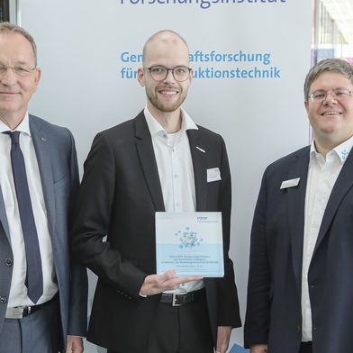 Verleihung des Preises Forschungsprojekt des Jahres 2026 an Eike Rodenbäck am 17. September 2026. (v.l.n.r.): Dr. Stephan Kohlsmann, Vorsitzender VDWFI, Eike Rodenbäck, DFKI, Dr. Alexander Broos, Geschäftsführer VDWFI. (Bild: Messe Stuttgart/Thomas Wagner)