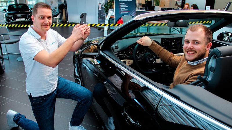 Die Idee, sich an Tiktok zu versuchen, hatte Stoppanski-Marketingleiter Patrick Walz (li.). (Bild: Autohaus Stoppanski)