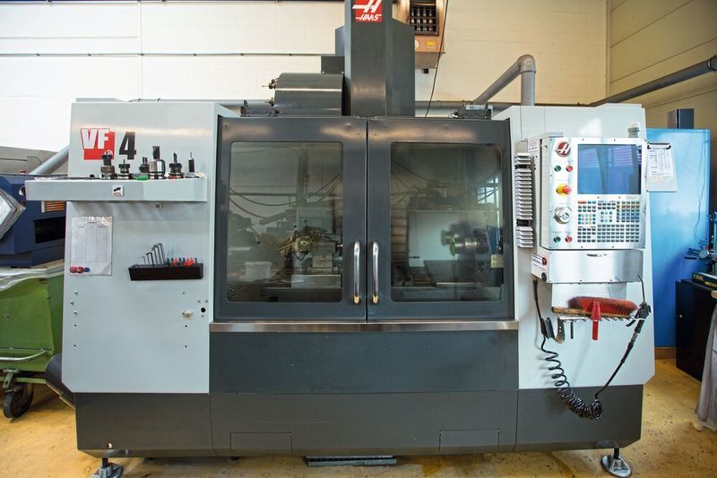 Die Haas VF4 ist für Fräsoperationen dank Teilapparat bis zu 4-achsig ausgelegt.  (3D-Blitz)