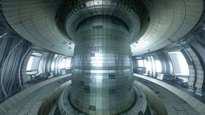 Hier blickt man in das Innere eines Fusionsreaktors, der nach dem Prinzip Tokamak das heiße Plasma per Magnetfelder in einer Art Donut-Form festhält. Das deutsche Start-up Proxima Fusion will es anders versuchen und hat dafür jetzt auch eine Menge Geld zusammengebracht ... (Bild: Britannica)