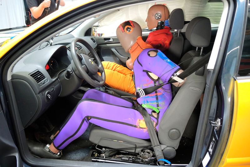Der Fahrer rutscht seitlich aus dem Gurt und prallt Richtung Beifahrersitz. Airbags bieten keinen Schutz – die Folge sind schwere Verletzungen. (ADAC)