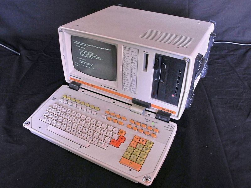 Hardwarenahes Engineering vor Ort: Das Programmiergerät SIMATIC S5 PG 685 von Siemens stammt aus der Mitte der 1980er Jahre. Mit solchen robusten Kofferrechnern wurde der S5-Code, meist in der Anweisungsliste (AWL), erstellt und auf Disketten gesichert. (Bild: Ulli1105 / CC BY / Wikimedia Commons)