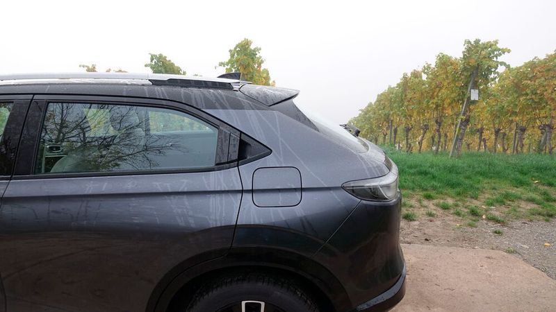 Auf Wunsch ist sogar eine Zweifarblackierung mit dunkel abgesetztem Dach erhältlich. (Bild: Rosenow – »kfz-betrieb«)