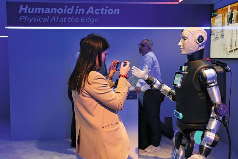 RoBee: Oversonics humanoider Assistenzroboter nutzt Intels Core-Ultra-300-SoC („Panther Lake“) für KI-Inferenz direkt im Gerät, etwa für Sprache, Wahrnehmung und einfache Entscheidungslogik. (Bild: Intel)