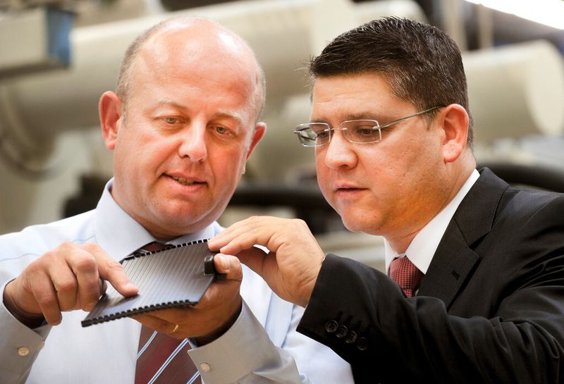 Werner Kohlmann (links) von EuWe Eugen Wexler und Miguel Piera von Oerlikon Balzers, beim Betrachten der Jalousie für das Ablagefach. (Bild: Oerlikon-Balzers)