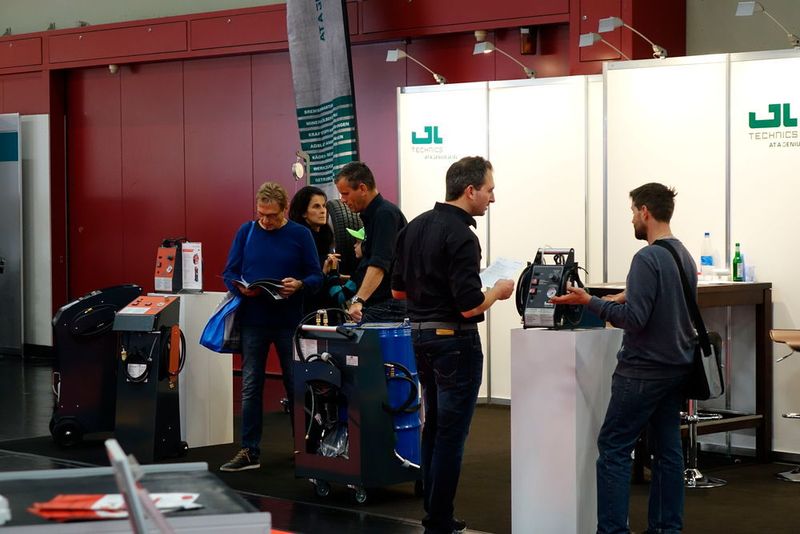 Bei GL waren AdBlue-Füllstationen und Bremsenentlüftungsgeräte gefragt. (Holz / »kfz-betrieb«)