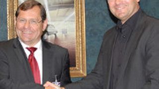 Axel Berger (Car-Garantie) und Georg Abel (Mercedes-Benz) besiegeln die Zusammenarbeit im Bereich der Reifengarantie. (Foto: CG Car-Garantie)