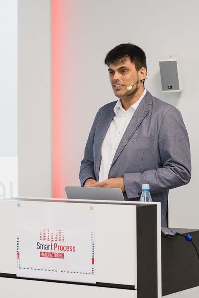 Björn Bäuerlein, Senior Experte der Sonntag IT weiht die Teilnehmer in die Geheimnisse der Low Code Automatisierung  ein (Bild: Stefan Bausewein)