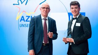 Bundesbestenehrung 2022 am 15. Mai 2023 in Berlin. Von links: Peter Adrian, DIHK-Präsident, neben Jonas Rödel von Lamilux, dem besten Verfahrensmechaniker Deutschlands.  (Bild: DIHK)