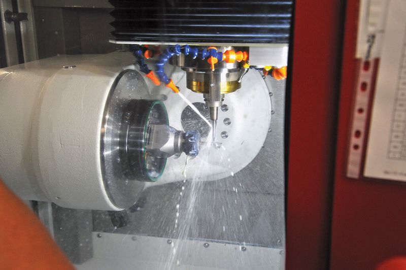 Bild 1: Das Thermomanagement regelt die Temperatur auf ± 0,02° genau. Daher arbeitet die Maschine auch nach 40 Stunden Dauerbetrieb noch genauso präzise wie beim Start der Bearbeitung. (Bild: Kern)