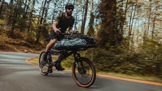 Das „Gravit Dust“ von Hase Bike vereint die beiden Fahrrad-Genres Gravelbike und Lastenrad. (Bild: Hase Bikes)