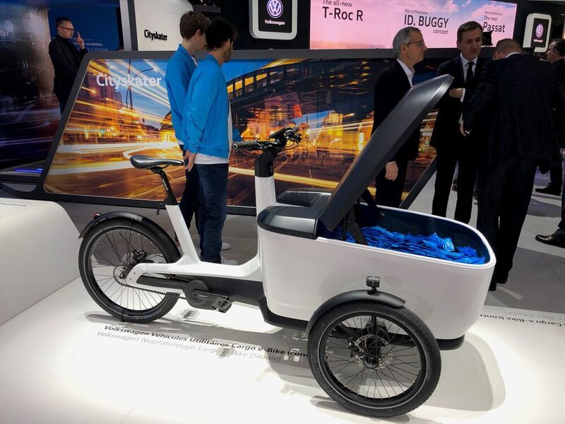 VW will mit dem Cargo e-Bike vor allem Handwerker ansprechen: Das Dreirad sieht aus wie die in Holland beliebten Bakfiets und hat zwischen seinen beiden Vorderrädern Platz für einen kleinen Kofferraum. (SP-X/Michael Gebhardt)