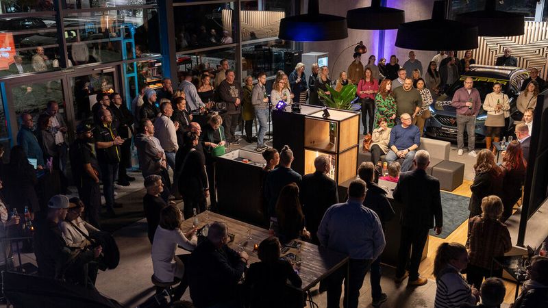 Volles Haus: Mitarbeiter und 200 geladene Gäste waren zum Eröffnungsabend gekommen. (Bild: Matthias Trupp)