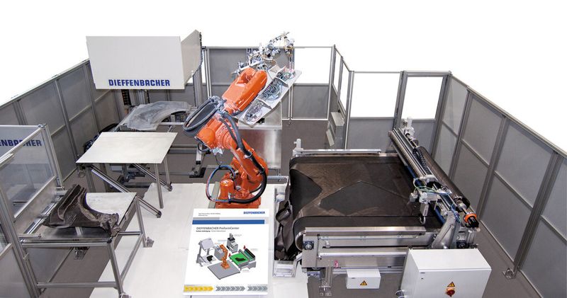 Das Preforming ist die Schlüsseltechnologie bei der Serienfertigung von CFK-Bauteilen, die ein Anbieter automatisierter Fertigungslinien beherrschen muss. (Bild: Dieffenbacher)