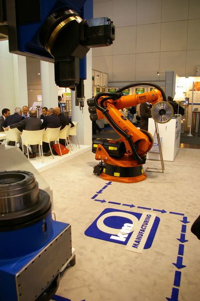 Un concept originale mariant en un seul endroit des oérations de meulage par robot et le travail sur machine-outil, le concept proposé par l'italien Maus, se nomme 