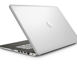 Die neuen Envy-Notebooks von HP, hier das 17,3-Zoll-Modell, sind in ein Metallgehäuse gekleidet. Beim 2015er-Modell wird das Chassis bei aufgeklapptem Display etwas steiler gestellt. Das erleichtert das Schreiben und verbessert die Luftzirkulation.