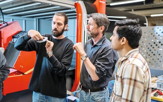 Um ihre Modelle zu trainieren, haben die Forschenden Versuchsreihen mit unterschiedlichen Materialstärken durchgeführt. V. l. n. r.: Bystronic-Ingenieur Konstantinos Skovolas, Dr. Andreas Lüdi (Global Manager Innovation, Bystronic) und Empa-Forscher Dr. Naval Mehta.(Bild:  Roland Richter / Empa)