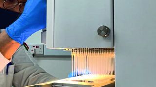 EIn Forscher bei Mi-RXES nutzt den Assist-Plus-Pipettierroboter von Integra, um Probenplatten als Vorbereitung für microRNA-Assays zu beladen. (Bild: Integra Biosciences)