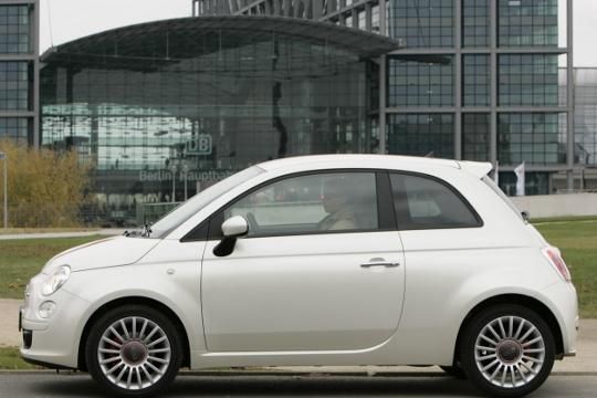 Ebenfalls ein Umbau ist der elektrisch angetriebene Karabag 500 E auf Basis des Fiat 500. Der Preis des E-Mobils liegt bei 49.313 Euro. Die Reichweite soll bei 140 Kilometern liegen. Das Hamburger Unternehmen rüstet auch die Fiat-Modelle Fiorino, Doblo und Ducato auf Elektroantrieb um. (Archiv: Vogel Business Media)