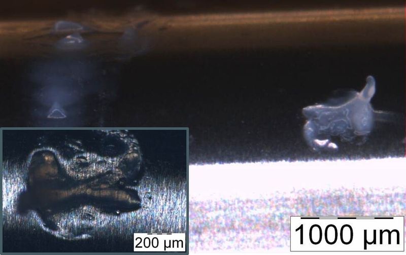 Bild 4: Aufgeschmolzener PET-Kunststoff auf der Bauteiloberfläche. Insert: Lichtmikroskop-Aufnahme des Kunststoffs mit 100-facher Vergrößerung. (Bild: Oerlikon)