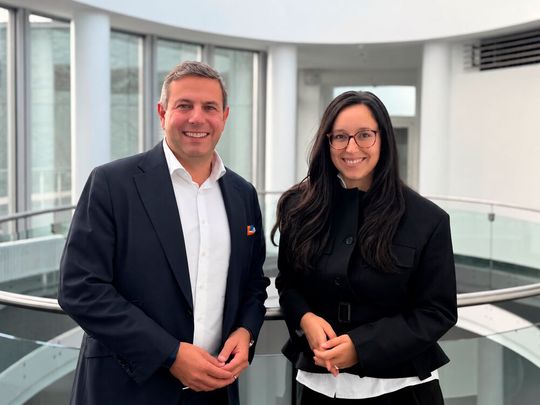 Marc-Julian Siewert, CEO von Secunet, und Lisa Gradow, CEO von Fides(Bild:  Secunet / Fides)