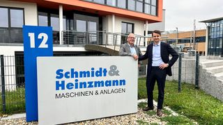 Es kann weitergehen! Von links: Georg Obermaier, Leiter der Business Unit Forming bei Dieffenbacher, und Dieffenbacher-CFO Lukas Langer freuen sich über die erfolgreiche Übernahme des Composites-Geschäfts der Schmidt & Heinzmann GmbH & Co. KG. (Bild: Dieffenbacher)