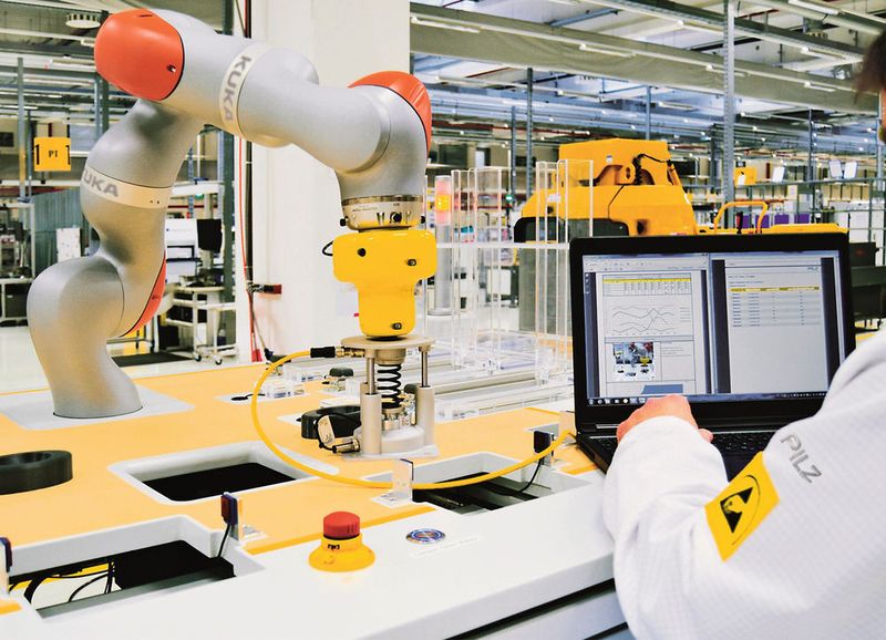 Eine zentrale Rolle für die Validierung von MRK spielt das neue Kollisionsmessgerät PROBmdf von Pilz. Es misst die auf den menschlichen Körper einwirkenden Kräfte im Falle einer Kollision mit dem  Roboter.  (Pilz)