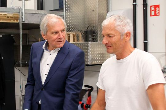 Dekra-Vorstand Clemens Klinke (li.): „Wir brauchen eine neutrale Instanz, wenn es darum geht festzustellen, ob der Unfall durch einen Fahrer- oder Fahrzeugfehler ausgelöst wurde.“(Bild:  Dekra)