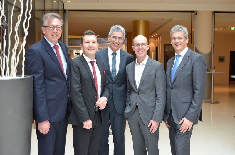 Standen zuletzt abwechselnd an der Spitze des VDOH-Vorstands (von rechts): Mathias Schinner, Peter Hübner, Peter Müller, Jörg Heidenreich und Heinz Gerhard Herrmann (links), der bei dem Verband für die Bereiche Herstellerbeziehung und Kommunikation verantwortlich ist. (Bild: Rehberg / »kfz-betrieb«)