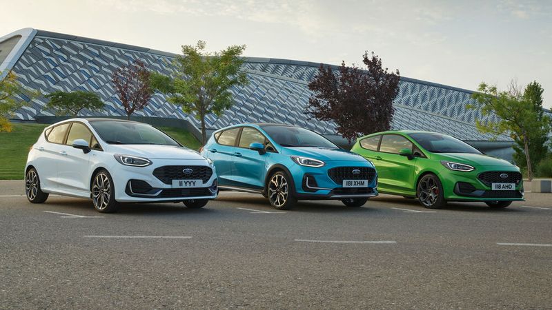 Ford hatte den achten Fiesta erst im vergangenen Jahr geliftet. Im Vergleich zum Vorgänger wurde das neue Modell äußerlich nur in wenigen Details geändert, am auffälligsten sind hierbei die neuen Rückleuchten, die nun nicht mehr neben, sondern deutlich unter der Heckscheibe platziert sind. Die 8. Generation gibt es mit 15 verschiedenen Assistenzsysteme und ausschließlich Dreizylinder-Ottomotoren. Die Dieselmotoren haben weiterhin vier Zylinder. (Bild: Ford)