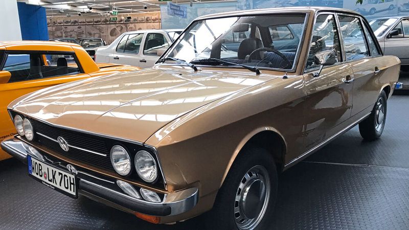 Der viertürige Volkswagen blieb ein Außenseiter bis seine Produktion nach nur 210.000 Einheiten 1975 still und leise auslief. (Bild: autodrom)