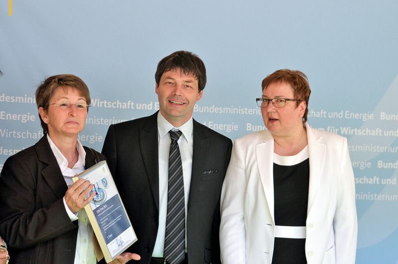 Bei der Preisverleihung (v. l. n. r.): Datron-Vorstandsassistentin Beate Ruppert, Datron-Beauftragter für Förderprojekte Philipp Weiß und BMWI-Staatssekretärin Iris Gleicke (Bild: Innomedia)