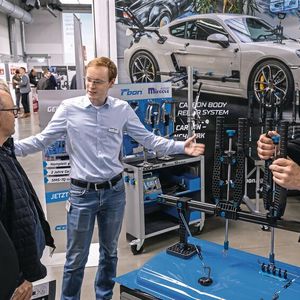 Am Stand von Carbon konnten die Teilnehmer das neue Carbon-Body-Repair (CBR)-System begutachten und testen.